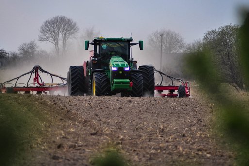 Розпочали посів соняшнику та цукрового буряку (ФОТО)